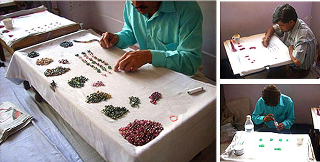 tri sélection et enfilage de pierres perlées à jaipur inde