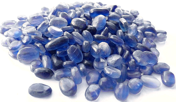 kyanite preformed cabs - cabochons pr&eacute;form&eacute;s de cyanite