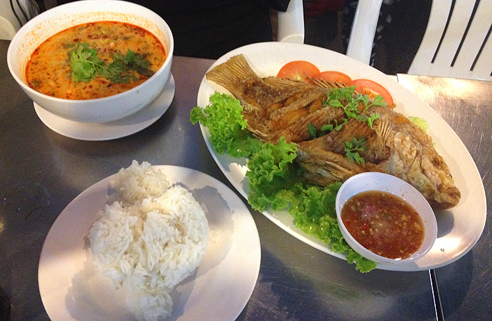 manger un poisson dans la rue à bangkok