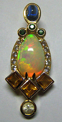 broche tout or opale diamants