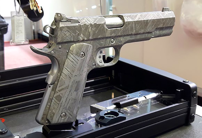 pistolet en meteorite