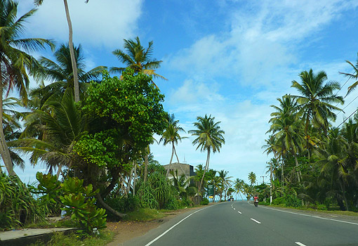 sur la route longeant la mer pr&egrave;s de Galle - Sri Lanka